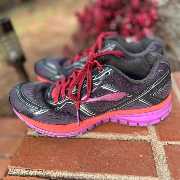 Brooks Shoes - Brooks Women's Athletic Shoes - Black and Pink. 8.5